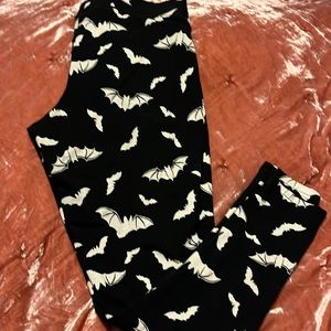 It's frickin' bats! Torrid size 00 leggings.